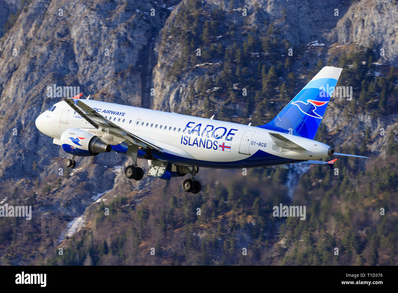 Austria Gennaio 4, 2015: Airbus A319 da Atlantic Airways atterraggio all'aeroporto di Innsbruck Foto Stock