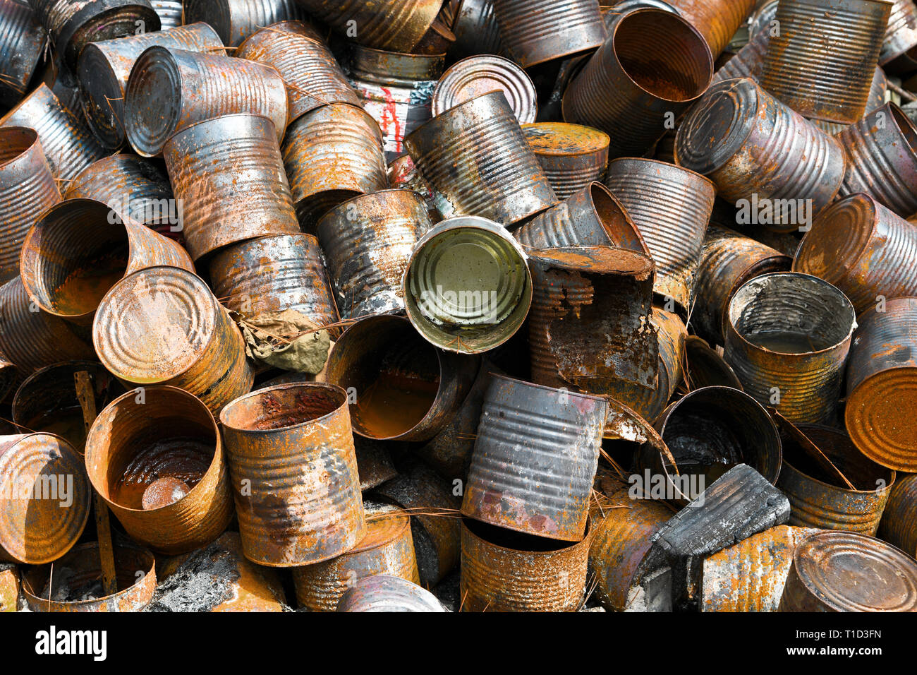 Un mucchio di lattine di metallo e altri elementi in una discarica illegale Site Foto Stock
