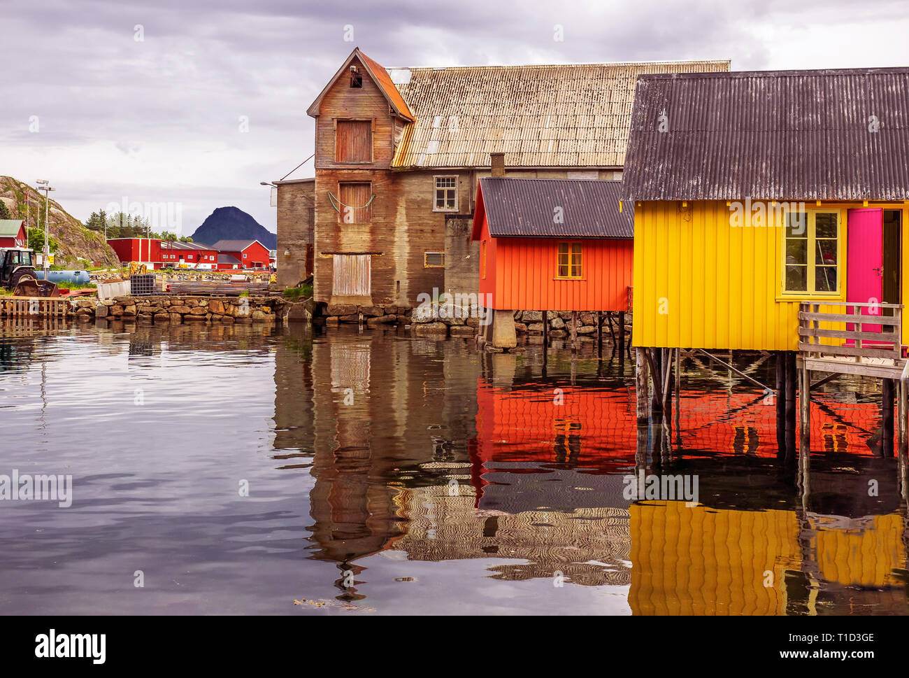 Fishermans Huts in Ballstad, Isole Lofoten in Norvegia. Il Fisher case su palafitte sono chiamati rorbur. Foto Stock