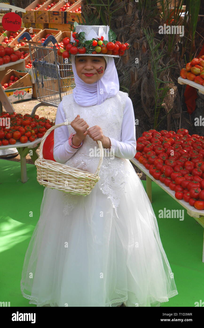 Ragazza del Bahrein presso la Sagra del pomodoro, mercato agricolo, Budaiya, Regno del Bahrein Foto Stock