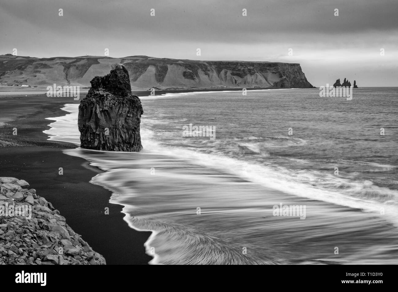 Onde che si infrangono contro Sea Stack, Islanda, lunga esposizione Foto Stock