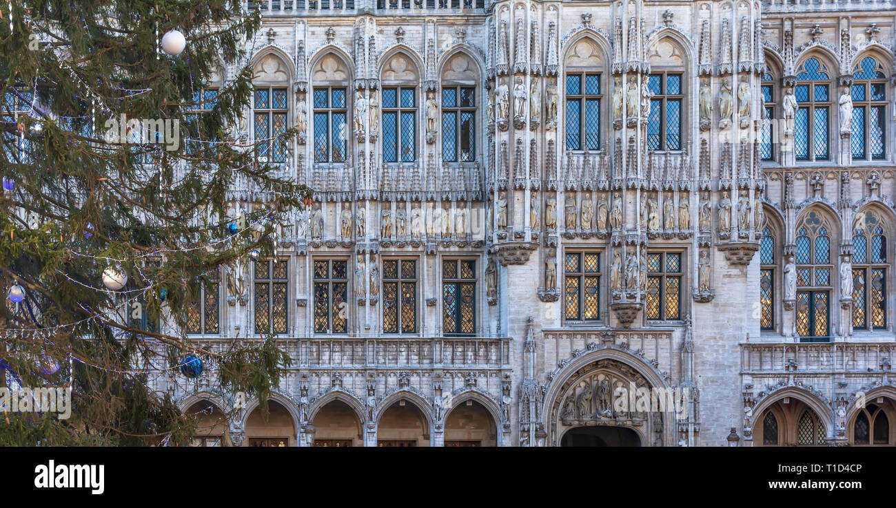 La Bruxelles Municipio con albero di Natale di fronte. Questo edificio gotico dal Medioevo è situato sulla famosa Grand Place di Bruxelles ed è Foto Stock