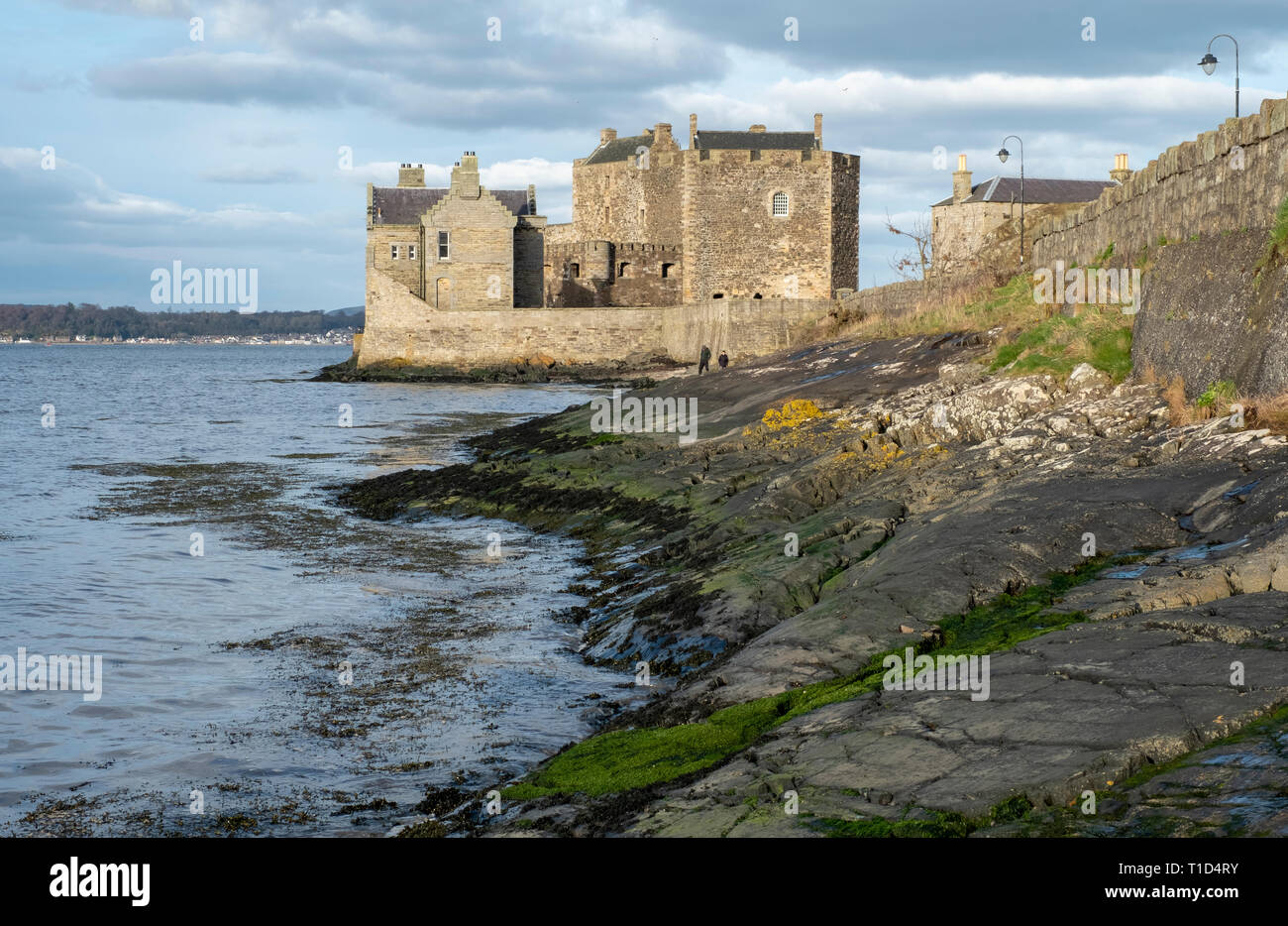 Castello di nerezza sulle rive del Firth of Forth vicino a Linlithgow. Essa è stata utilizzata come una pellicola ubicazione e più recentemente in Outlander serie tv. Foto Stock
