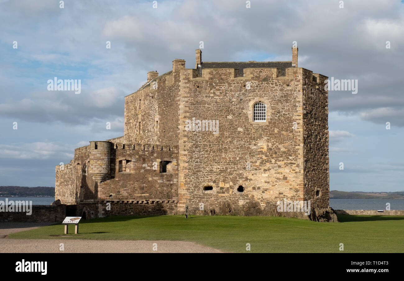 Castello di nerezza sulle rive del Firth of Forth vicino a Linlithgow. Essa è stata utilizzata come una pellicola ubicazione e più recentemente in Outlander serie tv. Foto Stock