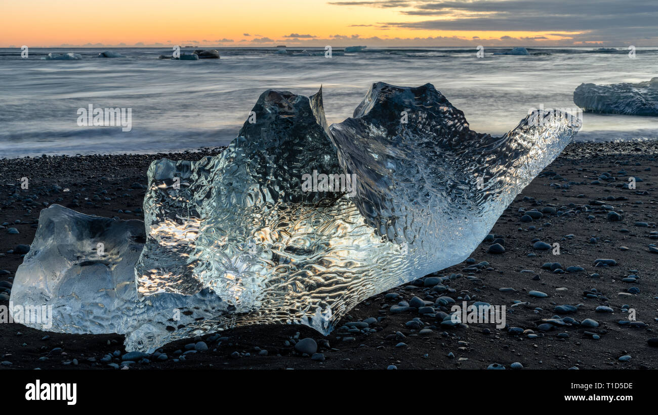 Iceberg a Jokulsarlon Iceberg Beach (aka Diamond Beach), Islanda Foto Stock