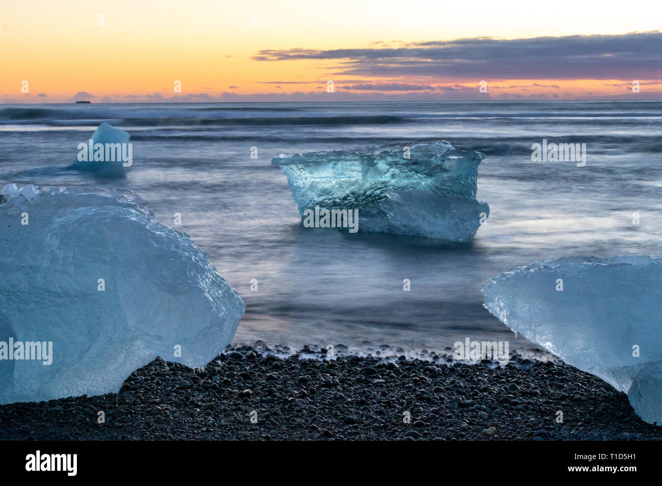 Iceberg a Jokulsarlon Iceberg Beach (aka Diamond Beach), Islanda Foto Stock