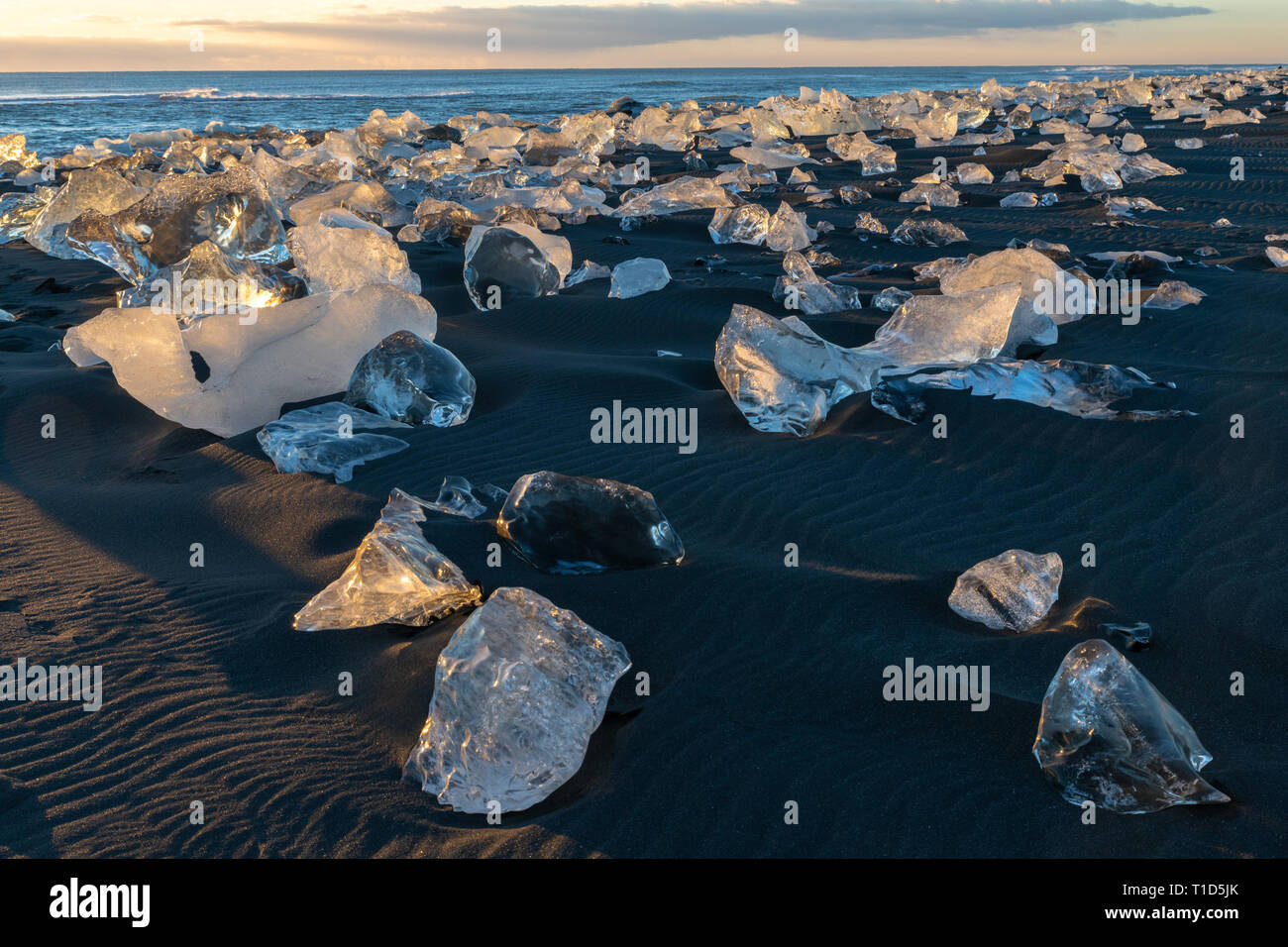 Iceberg a Jokulsarlon Iceberg Beach (aka Diamond Beach), Islanda Foto Stock