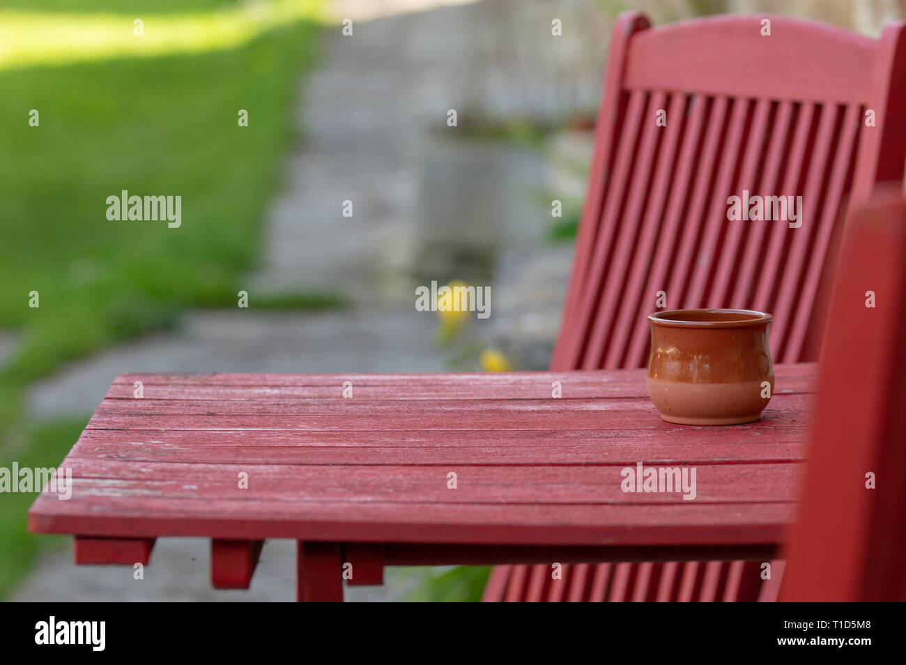 Terrazza estiva, tavolo e sedie. Foto Stock