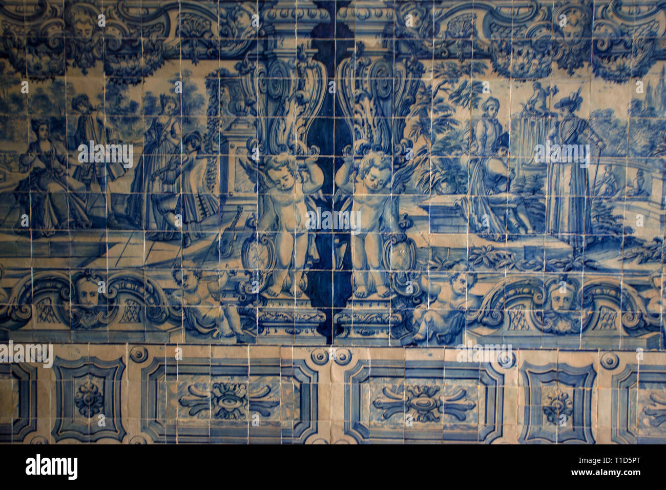 Azulejo o stagno blu smaltata di piastrelle in ceramica nella sala di ingresso di un edificio in Lisbona Portogallo Foto Stock