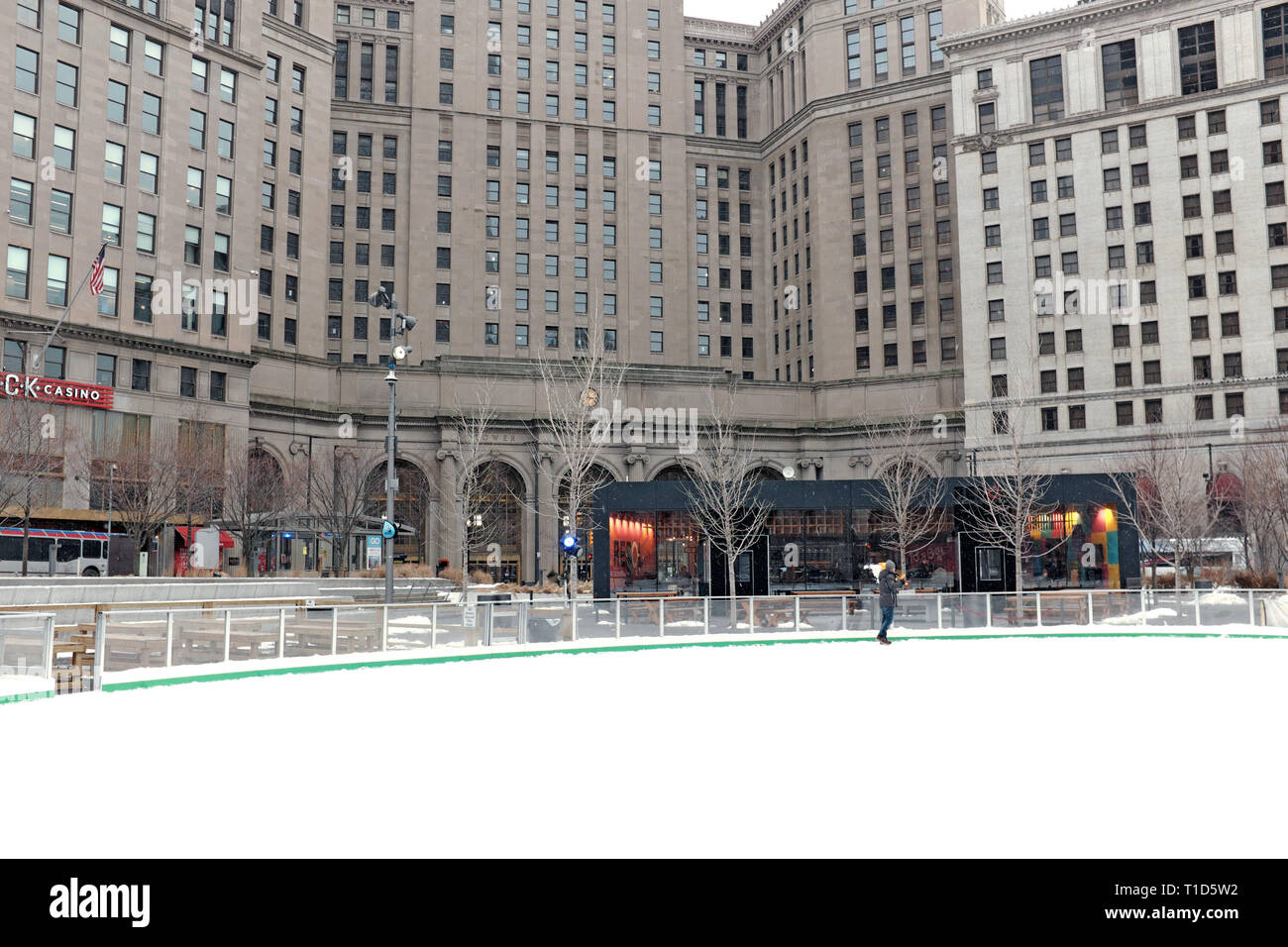 Uno skater solistico sulla pista di pattinaggio pubblica in Public Square nel centro di Cleveland, Ohio, USA durante l'inverno. Foto Stock