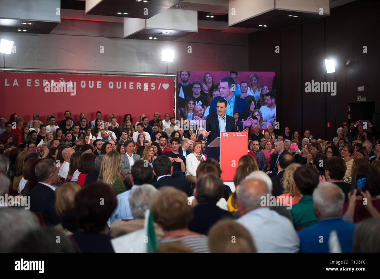 Il Primo ministro spagnolo e il leader del partito socialista Pedro Sanchez è visto parlando durante una manifestazione pubblica di un pre-elettorale-avanti la campagna spagnola di elezioni generali del 28 aprile. Foto Stock