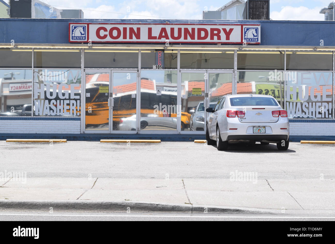 Piccola lavanderia mat nel sud degli Stati Uniti Stato con auto parcheggiate nella parte anteriore del negozio Foto Stock