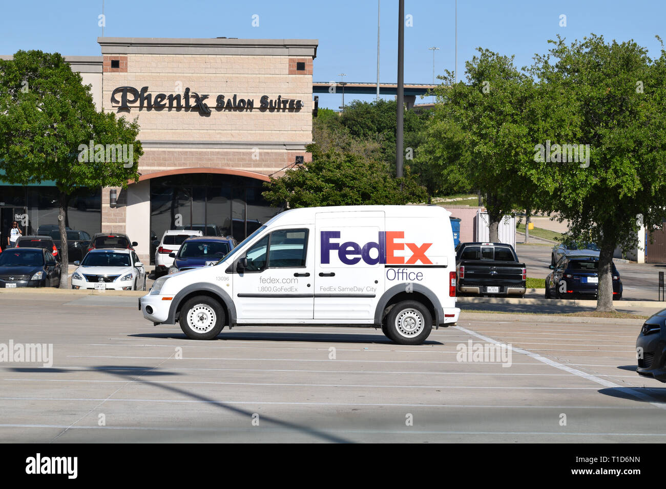 Piccola FedEX delivery van in un parcheggio Foto Stock