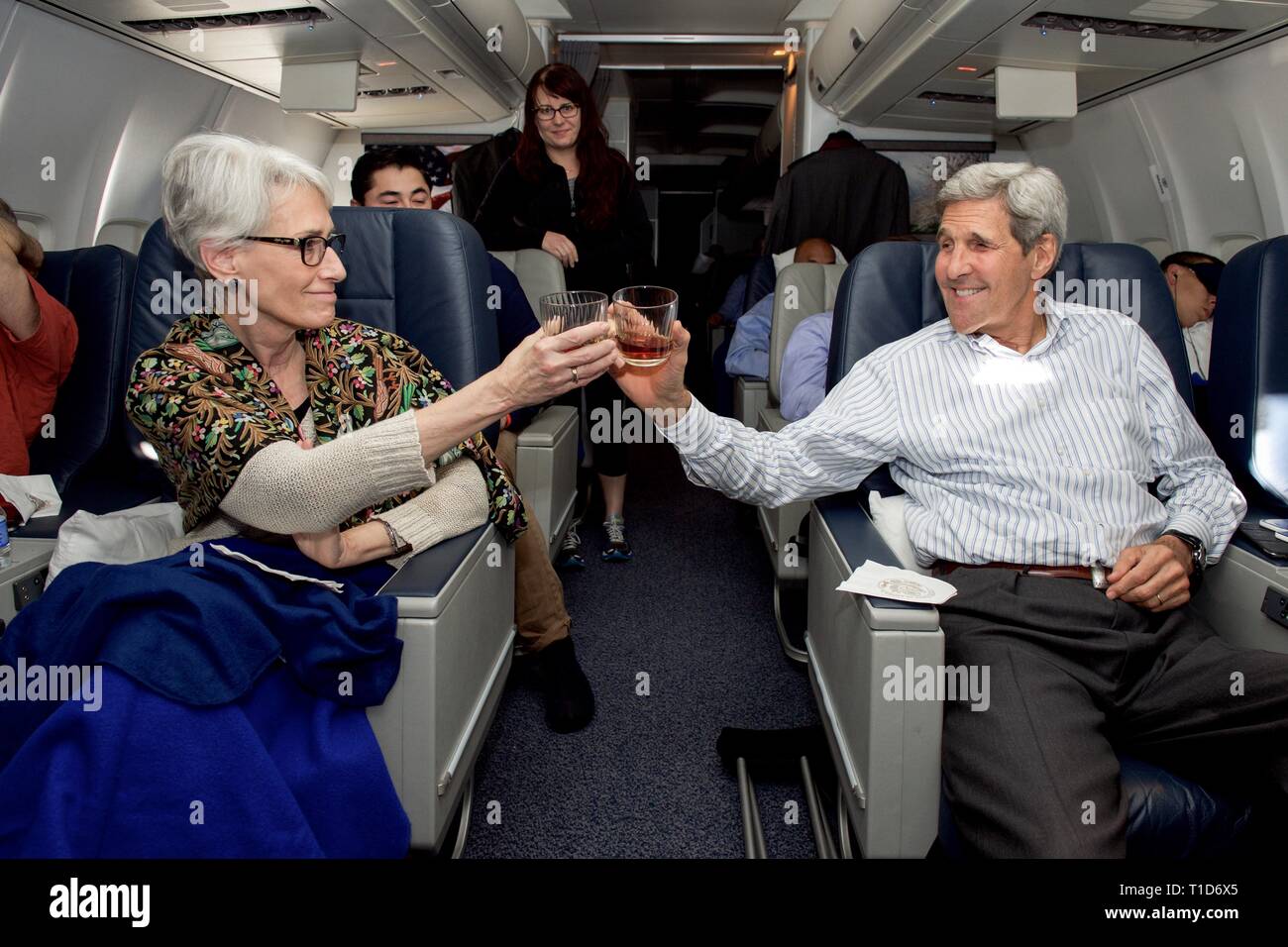 Segretario Kerry e il Sottosegretario di Stato per gli Affari Politici Sherman condividono un brindisi di vino di Madera - lo stesso liquore i padri fondatori utilizzato t Foto Stock