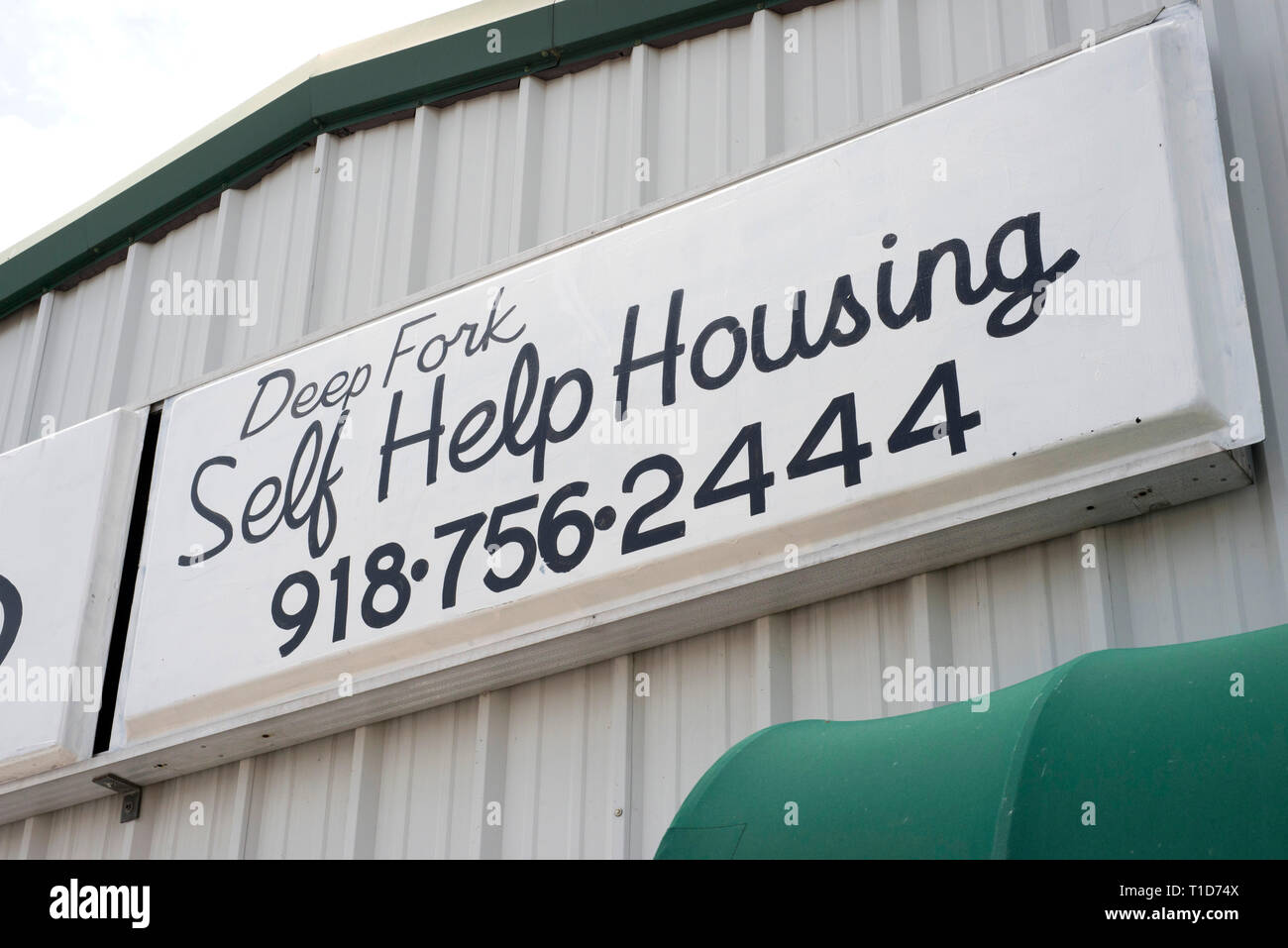 Segno di profonda forcella Self Help ufficio alloggi in profonda forcella, Oklahoma Foto Stock Segno di profonda forcella Self Help ufficio alloggi in profonda forcella, Oklahoma Foto Stock