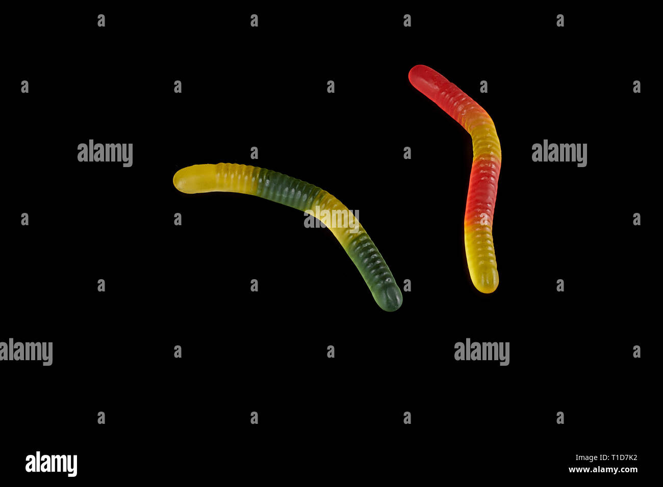 Gelatina di gommoso worm candy su uno sfondo nero. Foto Stock