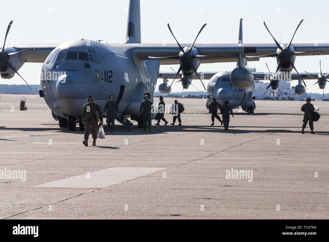 Stati Uniti Marines prepararsi alla partenza per distribuzione presso la Marine Corps Air Station Cherry Point, North Carolina, Marzo 22, 2019. Antenna Marine Refueler squadrone di trasporto (VMGR) 252 distribuito con la speciale scopo Air-Ground Marine Task Force per fornire aria vicino sostegno e sorveglianza per forze di terra. I marines sono assegnati a VMGR-252, Marine Aircraft Group 14, 2° velivolo marino ala. (U.S. Marine Corps photo by Lance Cpl. Jailine L. AliceaSantiago) Foto Stock