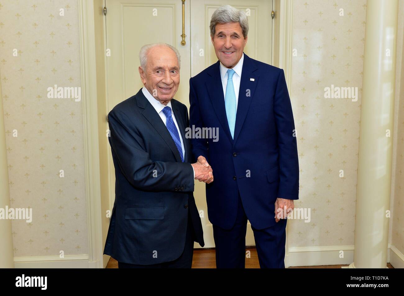 Stati Uniti Il segretario di Stato John Kerry soddisfa con l' ex presidente israeliano Shimon Peres nella città di New York il 22 settembre 2014. Foto Stock