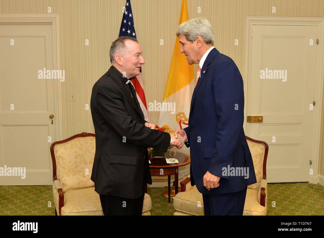 Stati Uniti Il segretario di Stato John Kerry saluta il Segretario di Stato del Vaticano, Monsignor Pietro Parolin prima del loro incontro bilaterale nella città di New York a settembre Foto Stock