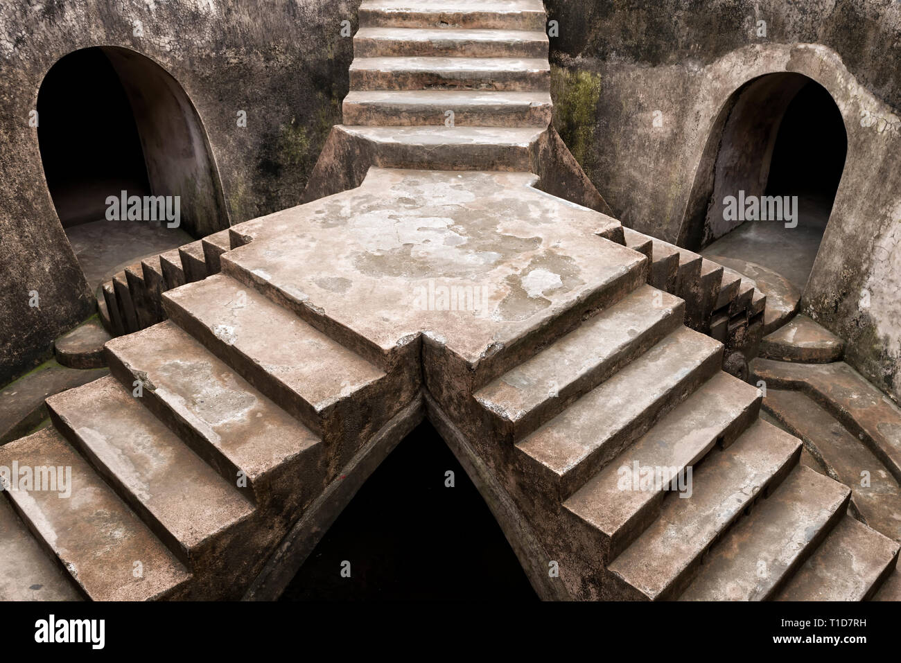 Sumur Gumuling le scale e le catacombe, parte di Taman Sari complesso in Yogyakarta Foto Stock