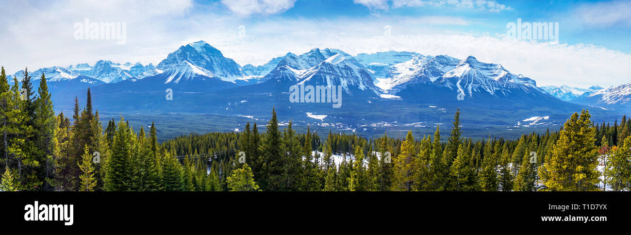 Vista di spazzamento della snow-capped paesaggio di montagna che mostra il Monte Victoria Glacier delle Canadian Rockies vicino a Banff National Park in Alberta, Canad Foto Stock
