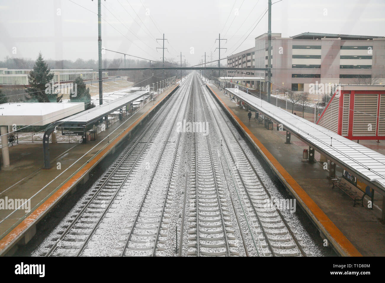 Hamilton Township New Jersey Febbraio 11, 2019: treno arriva durante la nevicata nel New Jersey e la Stazione Ferroviaria. È la principale stazione ferroviaria di NJ. Foto Stock