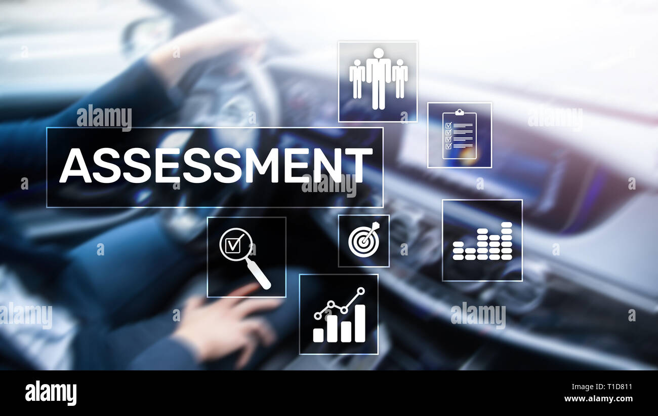 La valutazione della verifica misura Analisi Analisi di Business e Tecnologia concetto su sfondo sfocato Foto Stock
