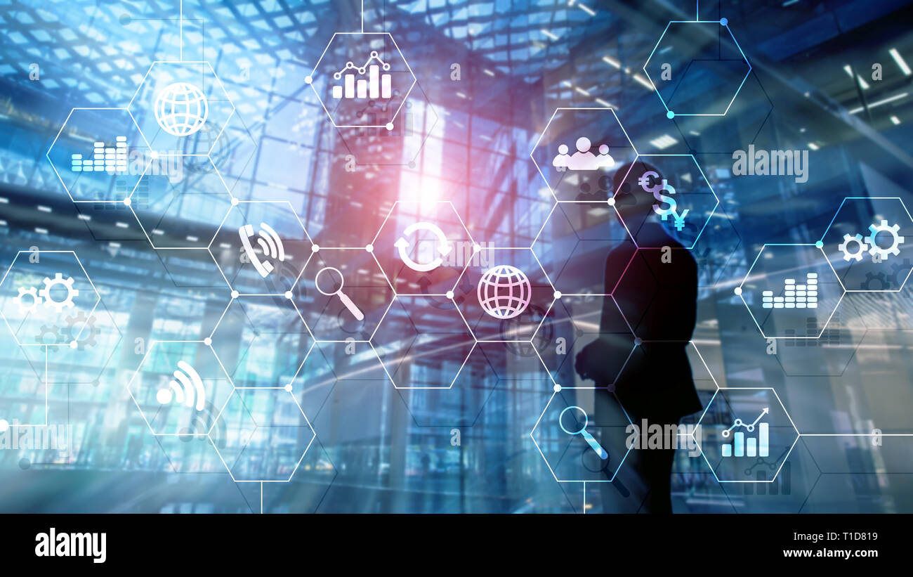 La doppia esposizione dei supporti misti. Gli schemi e le icone sulla schermata di ologramma. La gente di affari e moderna città sullo sfondo. Foto Stock