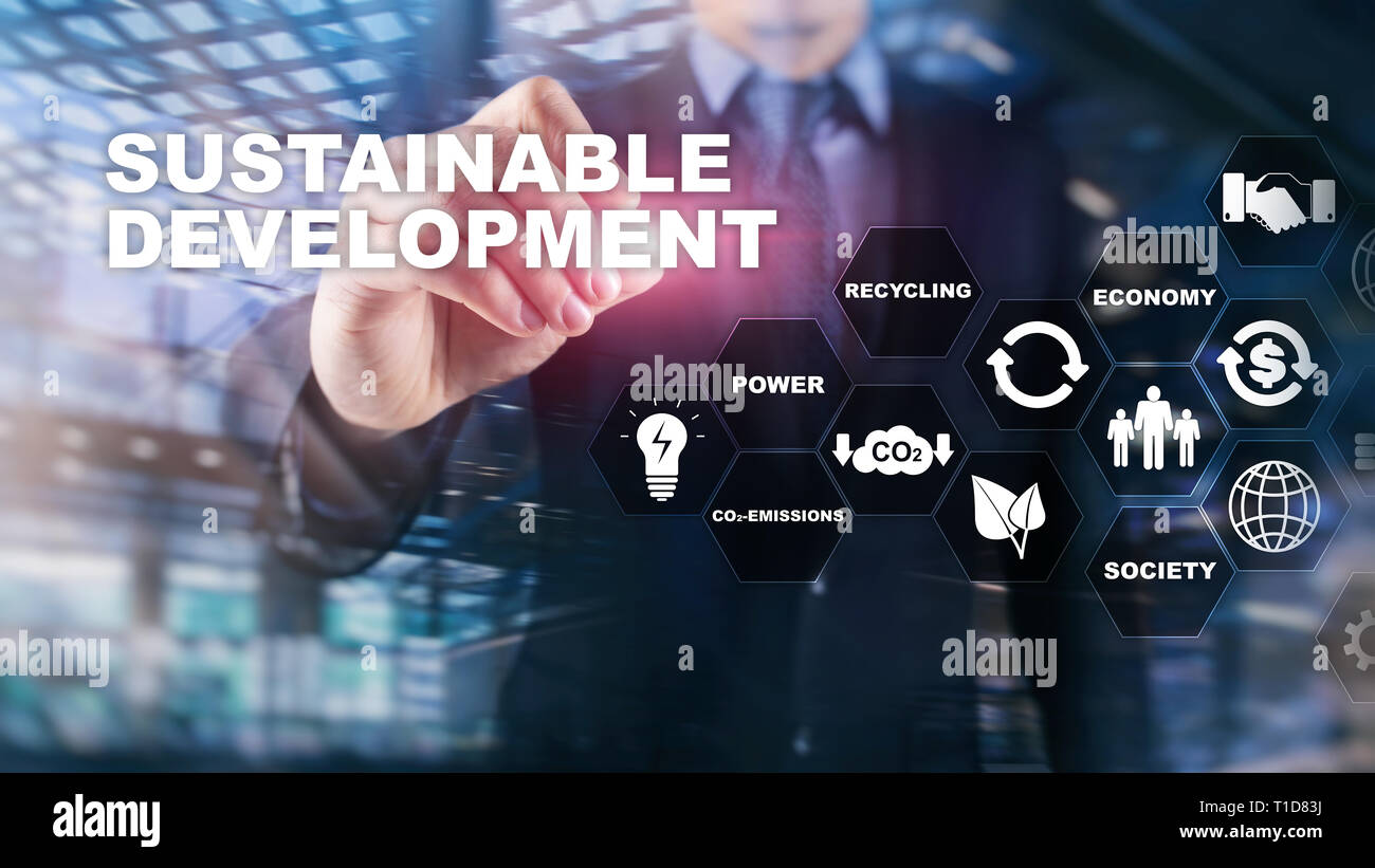 Lo sviluppo sostenibile, ecologia e ambiente il concetto di protezione. Fonti di energia e di risorse naturali. Doppia esposizione di imprenditore di successo Foto Stock