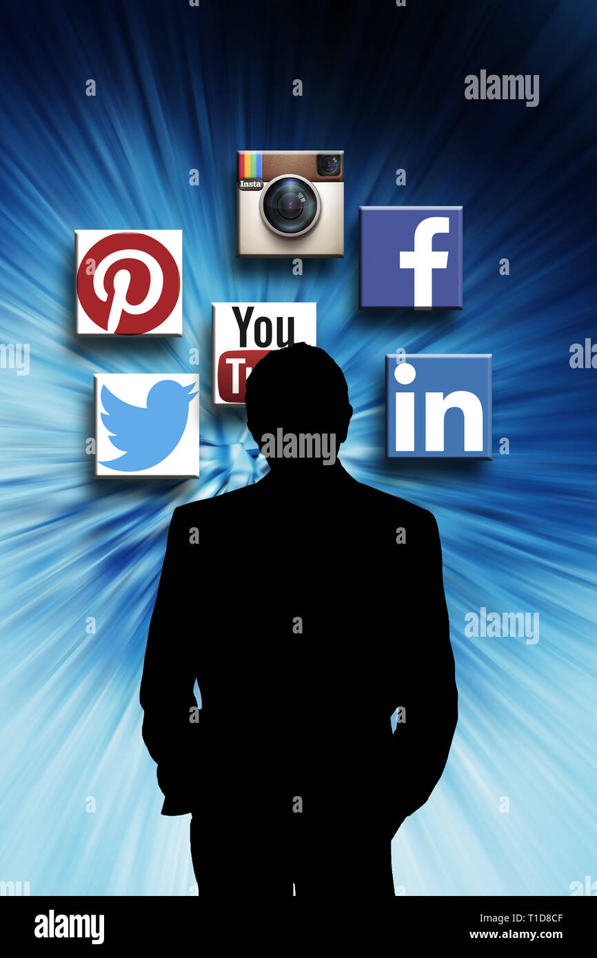 Silhouette di un uomo con i social media logo dietro, social media per il concetto di business Foto Stock