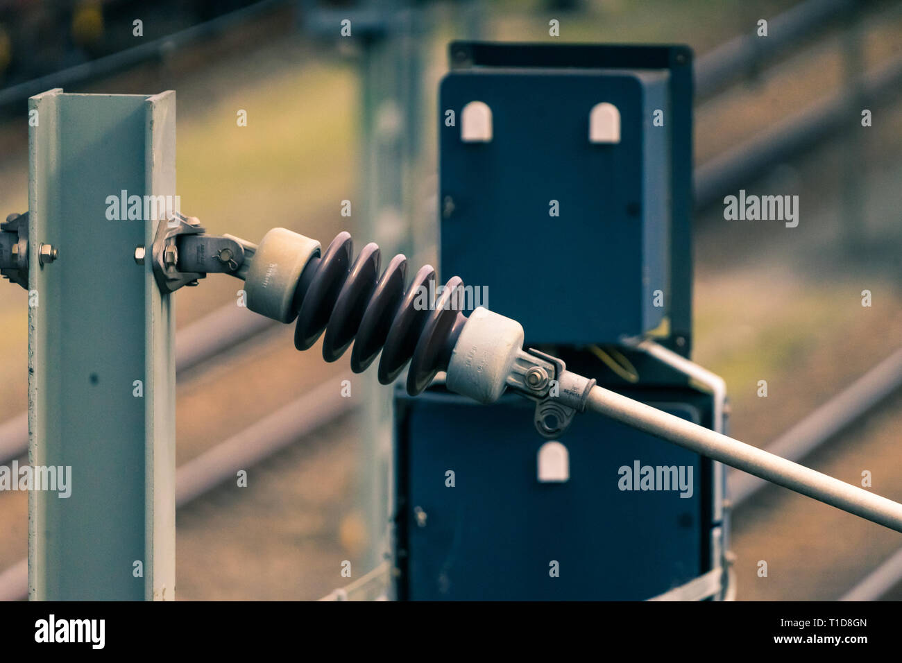 Wolfsburg, Germania, 20 marzo, 2019: Close-up di un isolatore di una linea aerea di contatto su una linea ferroviaria Foto Stock