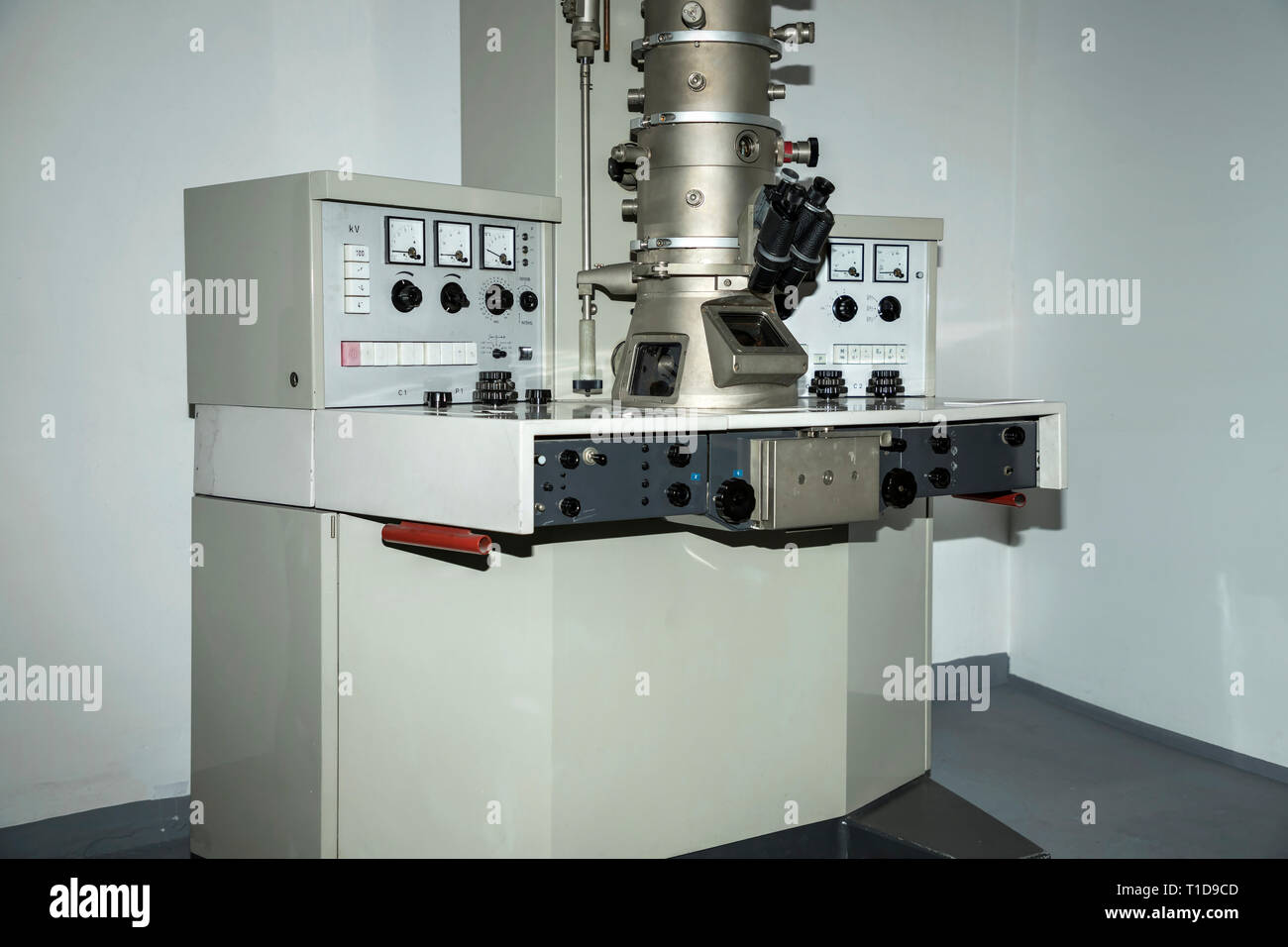 Belgrado, Serbia, Marzo 2019 - Microscopio elettronico a trasmissione realizzata da Siemens negli anni settanta esposti nel museo della scienza e della tecnologia Foto Stock