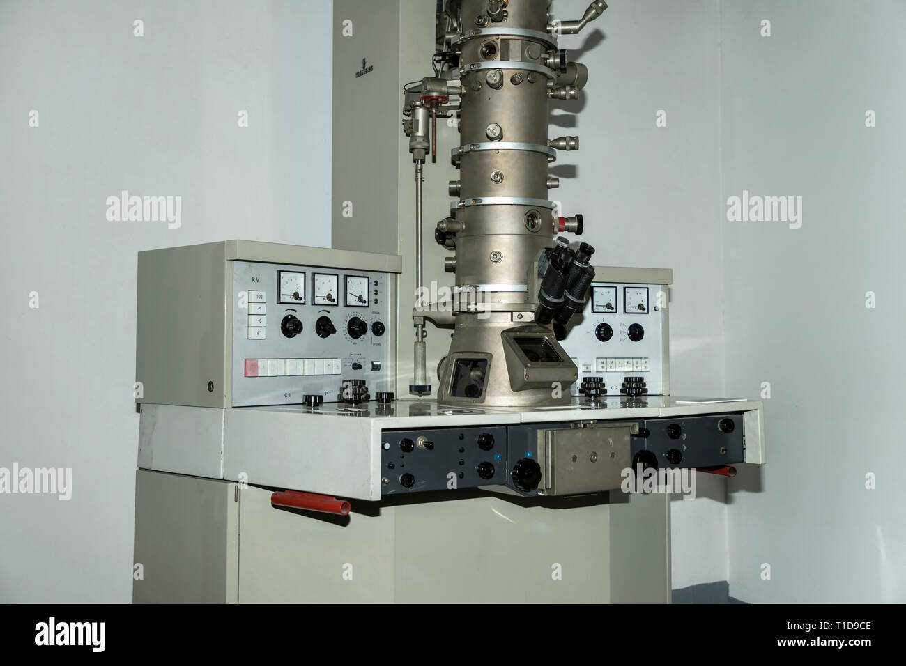Belgrado, Serbia, Marzo 2019 - Microscopio elettronico a trasmissione realizzata da Siemens negli anni settanta esposti nel museo della scienza e della tecnologia Foto Stock