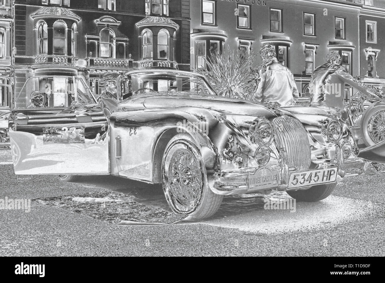 I tre castelli Vintage auto da rally, Llandudno. L'effetto cromato dà l'immagine un aspetto metallico. Foto Stock