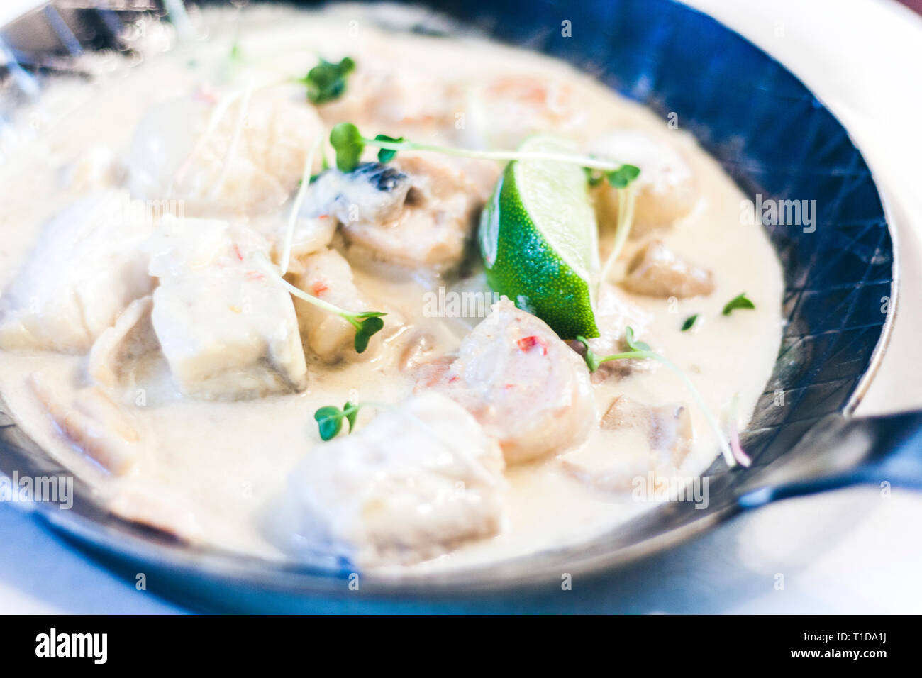 Crema a base di pesce il saute con calce in tegame in ristorante Foto Stock
