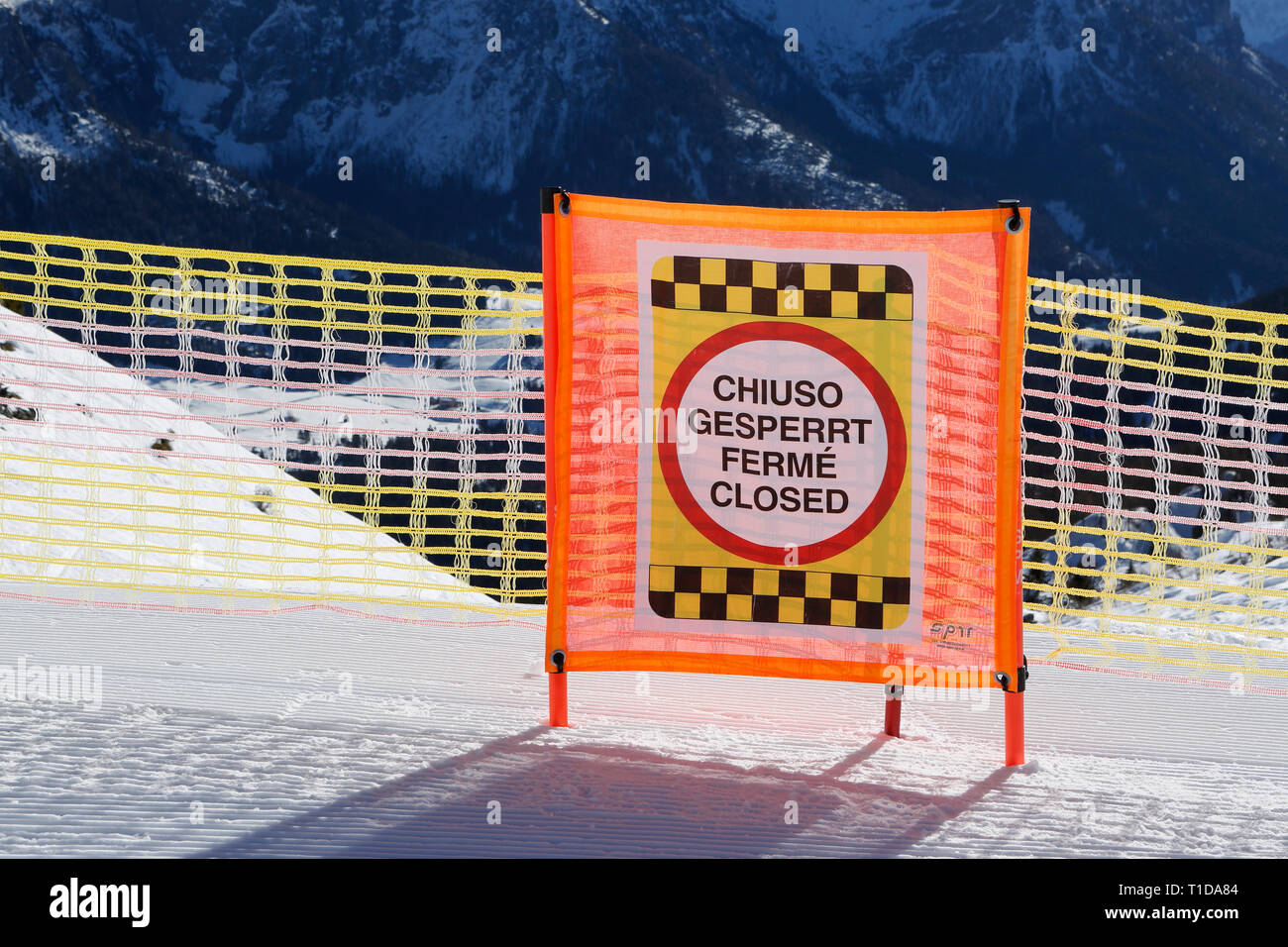 Avviso di chiusura di una pista da sci Foto Stock