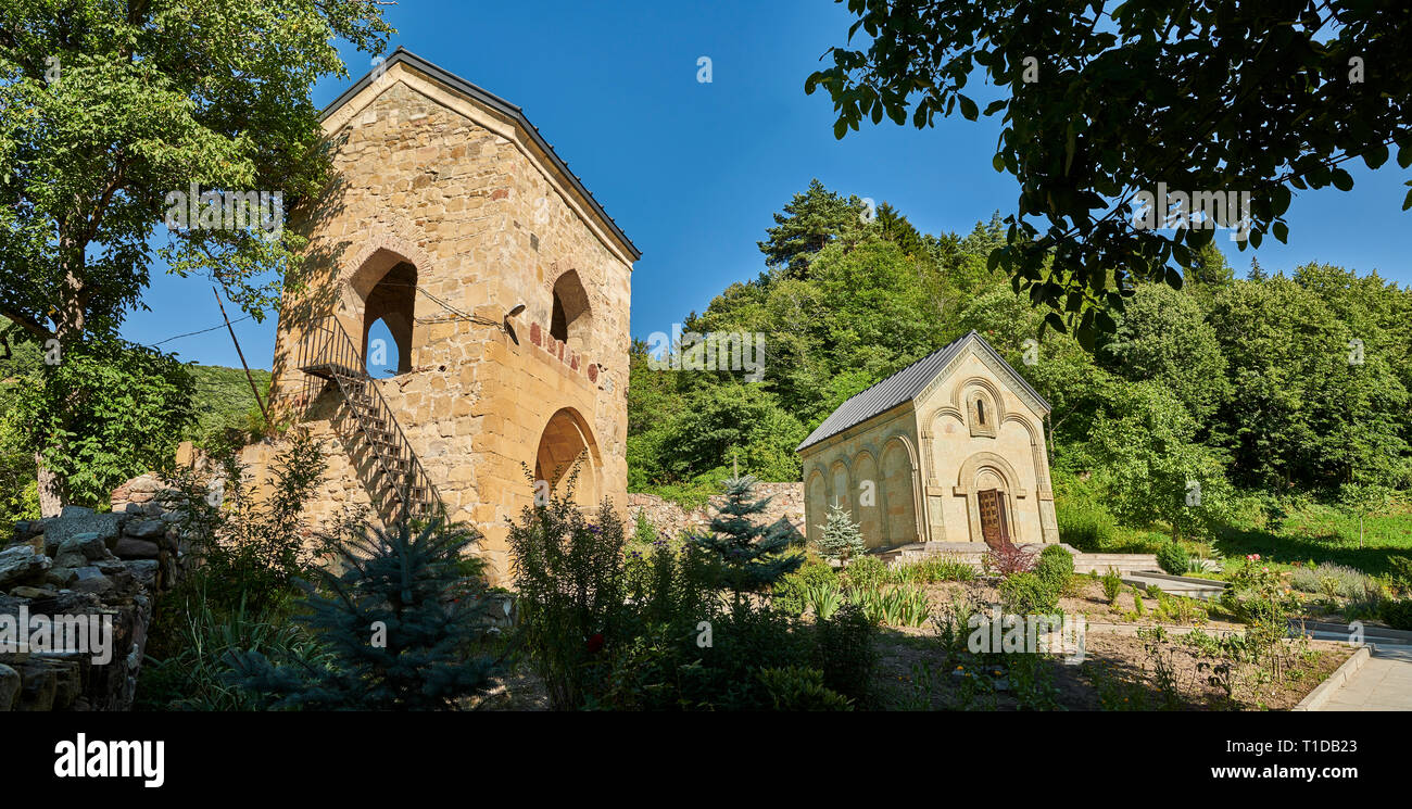 Le foto e le immagini della storica Porta medievale casa e la cappella del monastero di Kintsvisi Ortodossa Georgiana Monastero Complesso Shida Kartli Regione, Ge Foto Stock