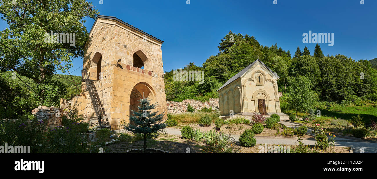 Le foto e le immagini della storica Porta medievale casa e la cappella del monastero di Kintsvisi Ortodossa Georgiana Monastero Complesso Shida Kartli Regione, Ge Foto Stock