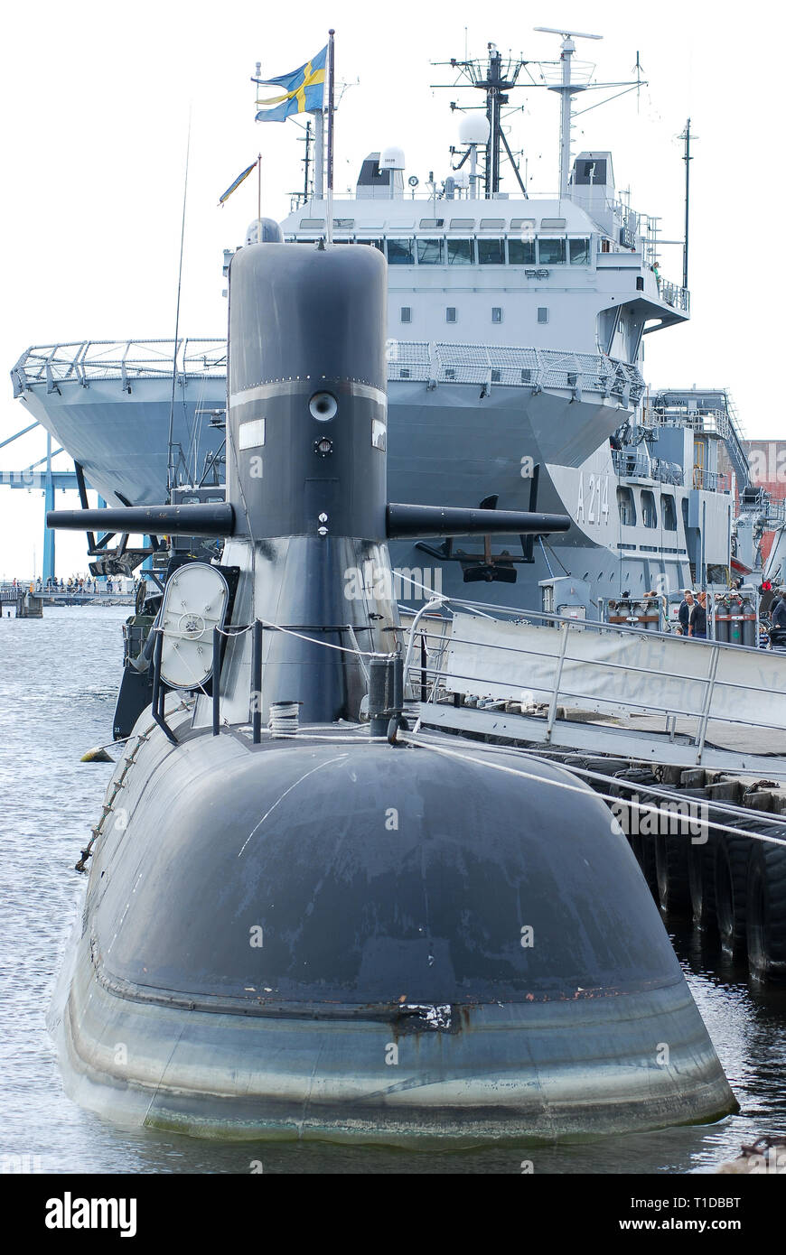 HSwMS Södermanland, Södermanland-class sottomarino e HSwMS Belos A214 sottomarino nave di salvataggio del 1° Squadriglia Sommergibili durante Marinens Dag (Marina giorno) ho Foto Stock