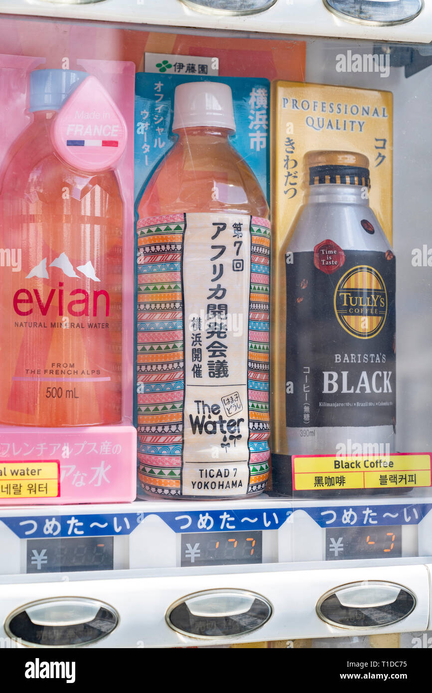 Pacchetto speciale design per bere TICAD 7 nel distributore automatico, Nishi-Ku, città di Yokohama, nella prefettura di Kanagawa, Giappone Foto Stock