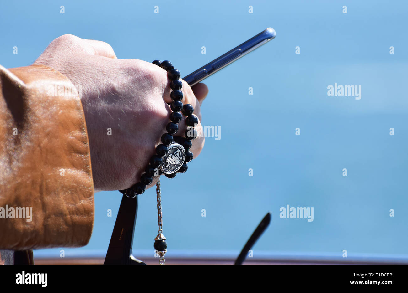 Uomo musulmano Holding preghiera islamica talloni (Tasbih) Foto Stock