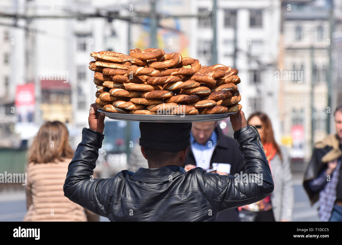 Bagno turco venditore ambulante che porta un piatto di Simit Semi di sesamo pane sulla sua testa Foto Stock