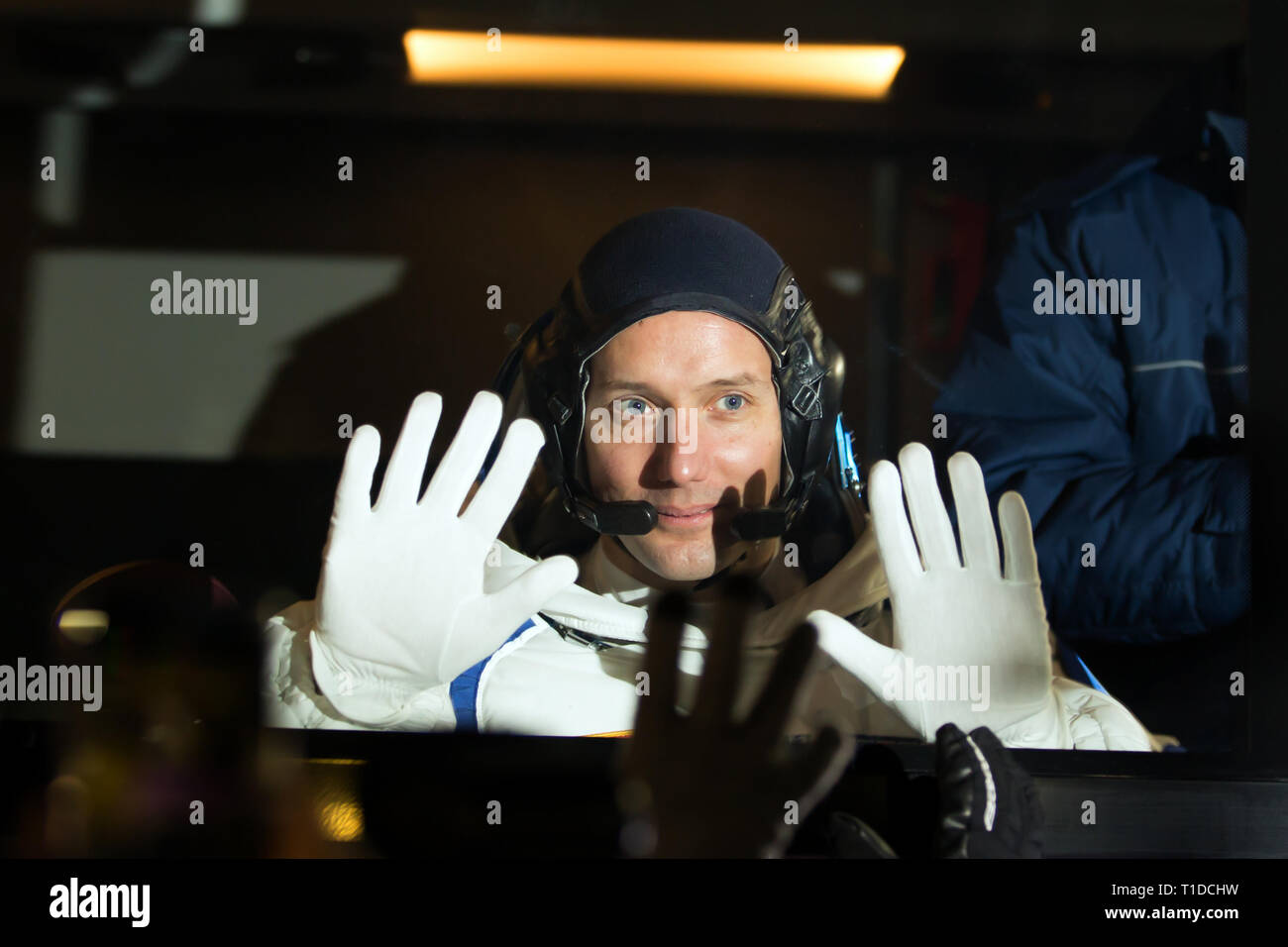 BAIKONUR - astronauta francese Thomas Pesquet mette le mani sulla finestra di un autobus a cosmodrome che lo porterà al Gagarin Launchpad Foto Stock