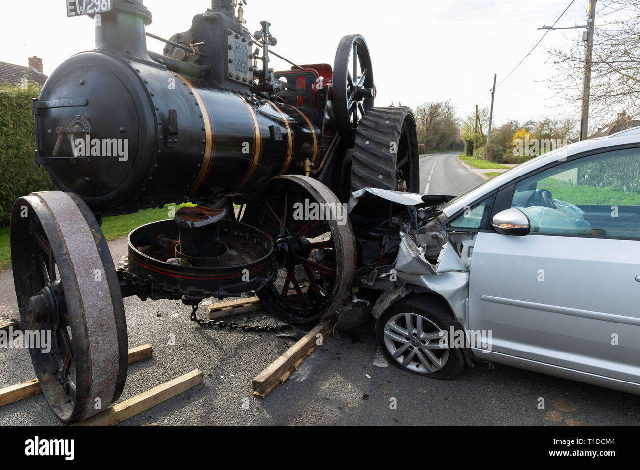 Great Barton, Suffolk, Regno Unito. Il 23 marzo 2019. Incidente stradale che coinvolgono il vapore del motore di trazione e un VolkswagonTouran in Great Barton, Suffolk, Regno Unito Foto Stock