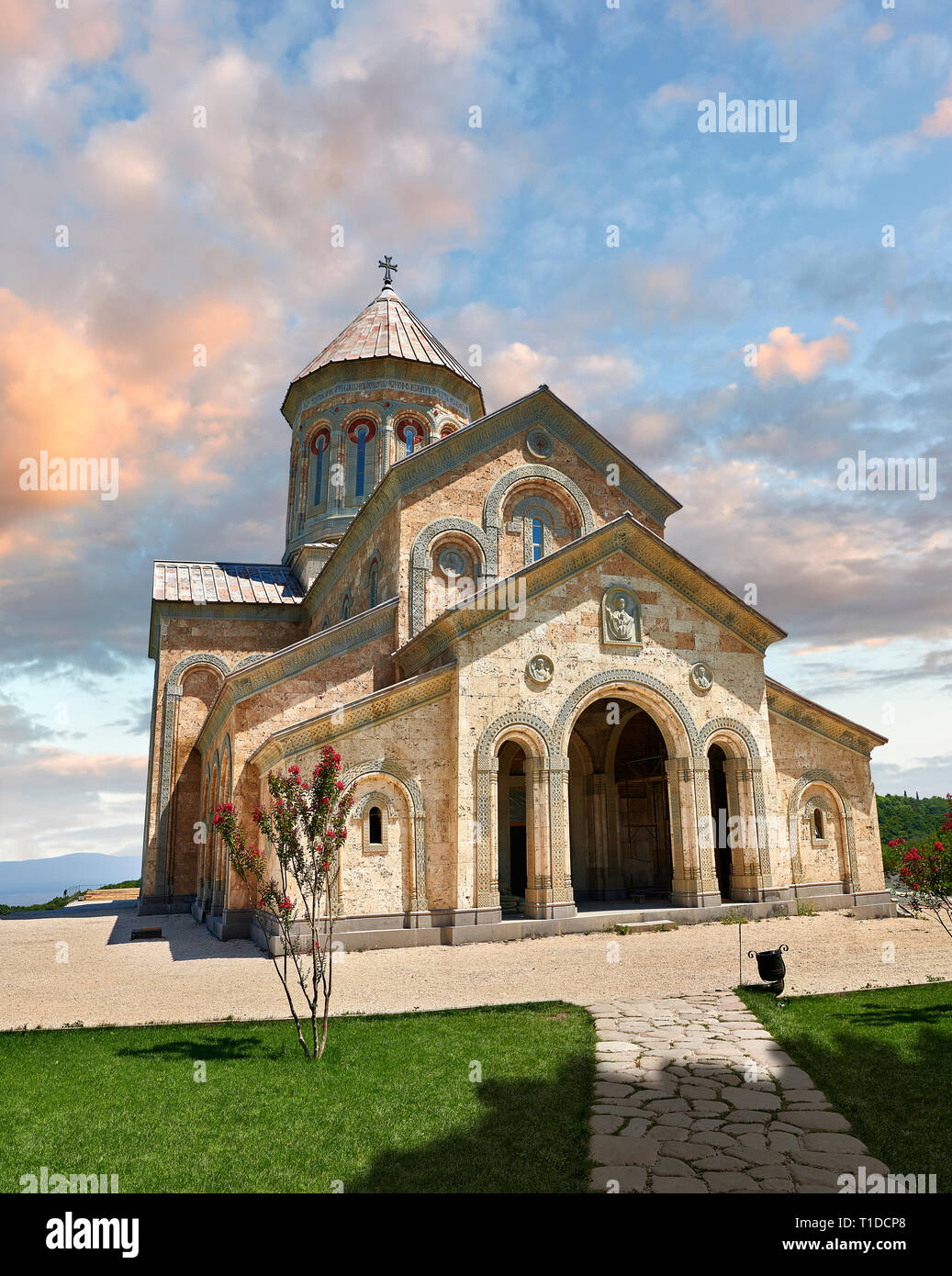 Foto e immagini di Georgian stile classica chiesa al monastero di santa Nino in Bodbe, una Ortodossa Georgiana complesso monastico e la sede del B Foto Stock