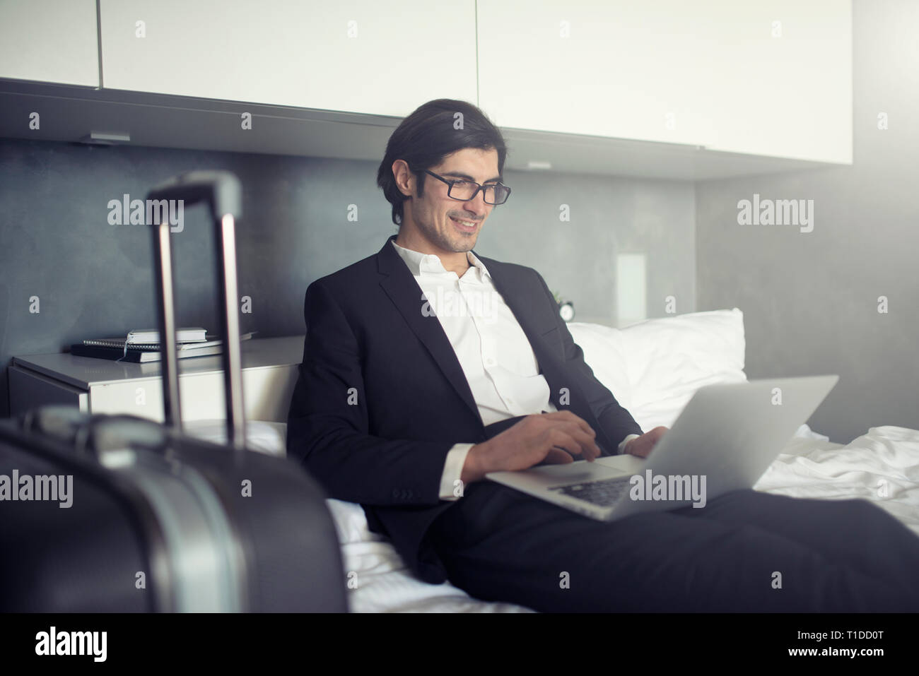 Imprenditore pronto a viaggi lavora con il suo portatile Foto Stock