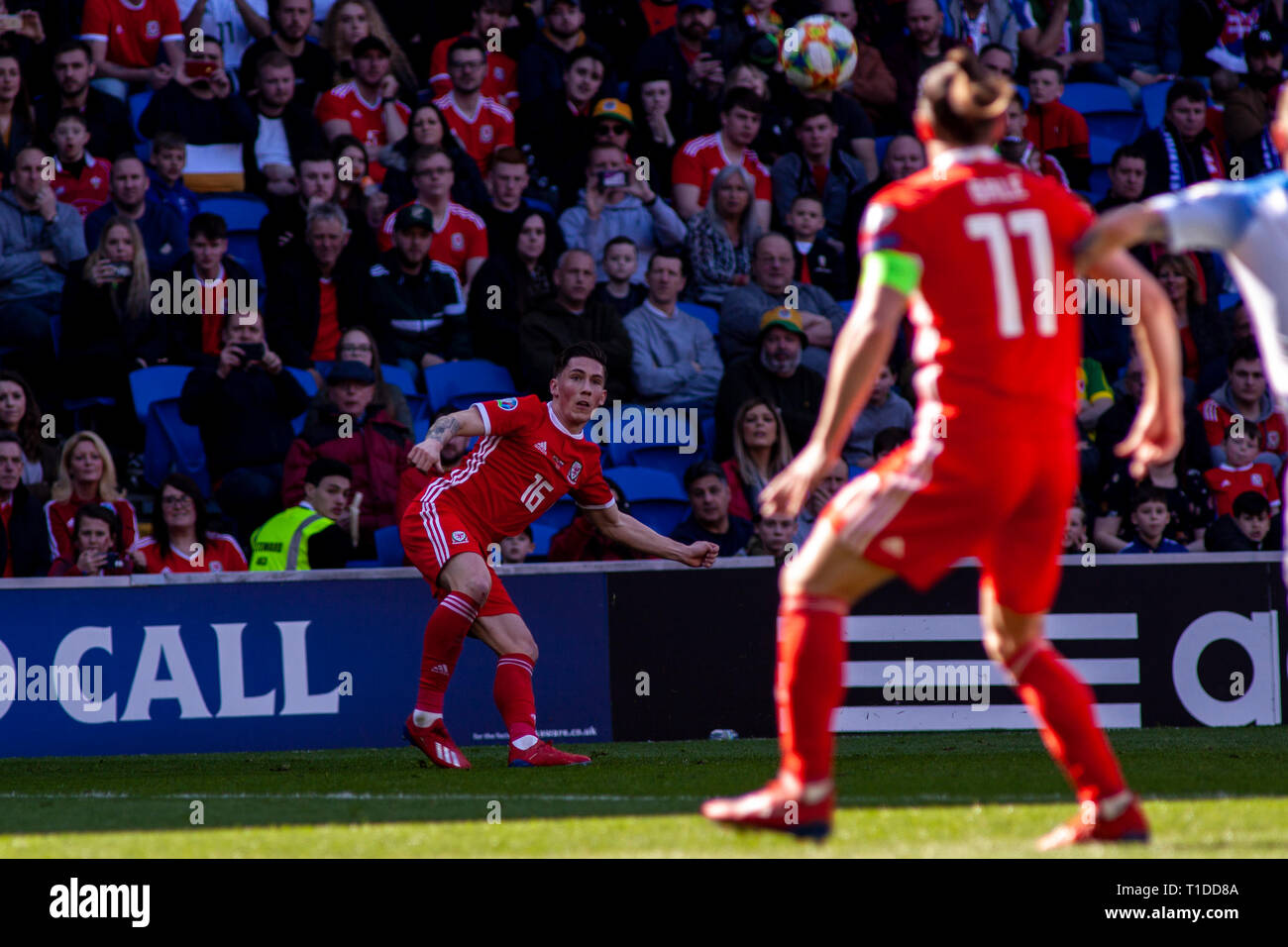 Harry Wilson del Galles prende un calcio di punizione contro la Slovacchia. Il Galles v Slovacchia UEFA EURO 2020 il qualificatore a Cardiff City Stadium, Foto Stock