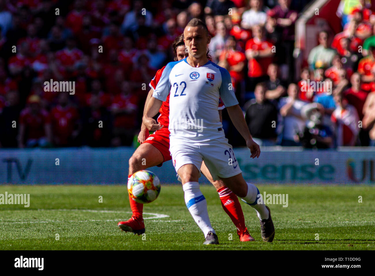 Stanislav Lobotka della Slovacchia in azione contro il Galles. Il Galles v Slovacchia UEFA EURO 2020 il qualificatore a Cardiff City Stadium, Foto Stock
