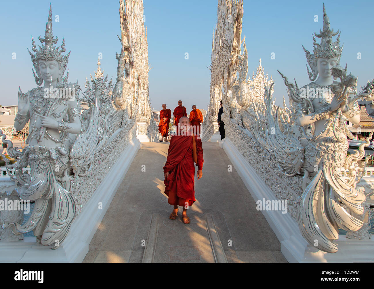 I monaci all'interno del tempio bianco (WAT Rong Khun) Foto Stock