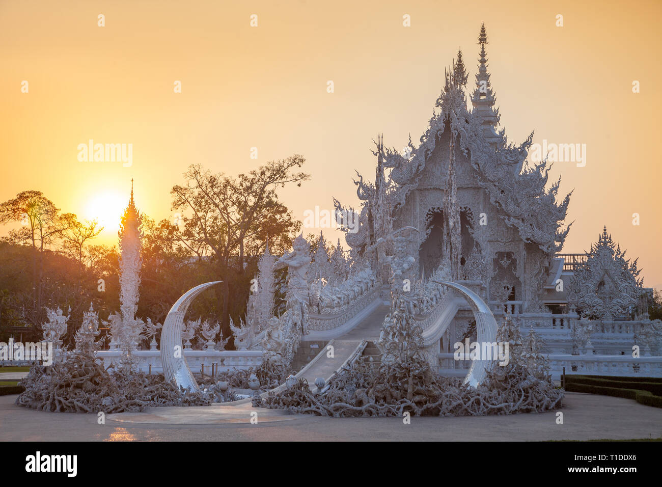 Tempio di bianco al tramonto (Wat Rong Khun) Foto Stock
